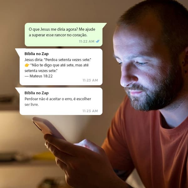 Homem no celular buscando respostas bíblicas